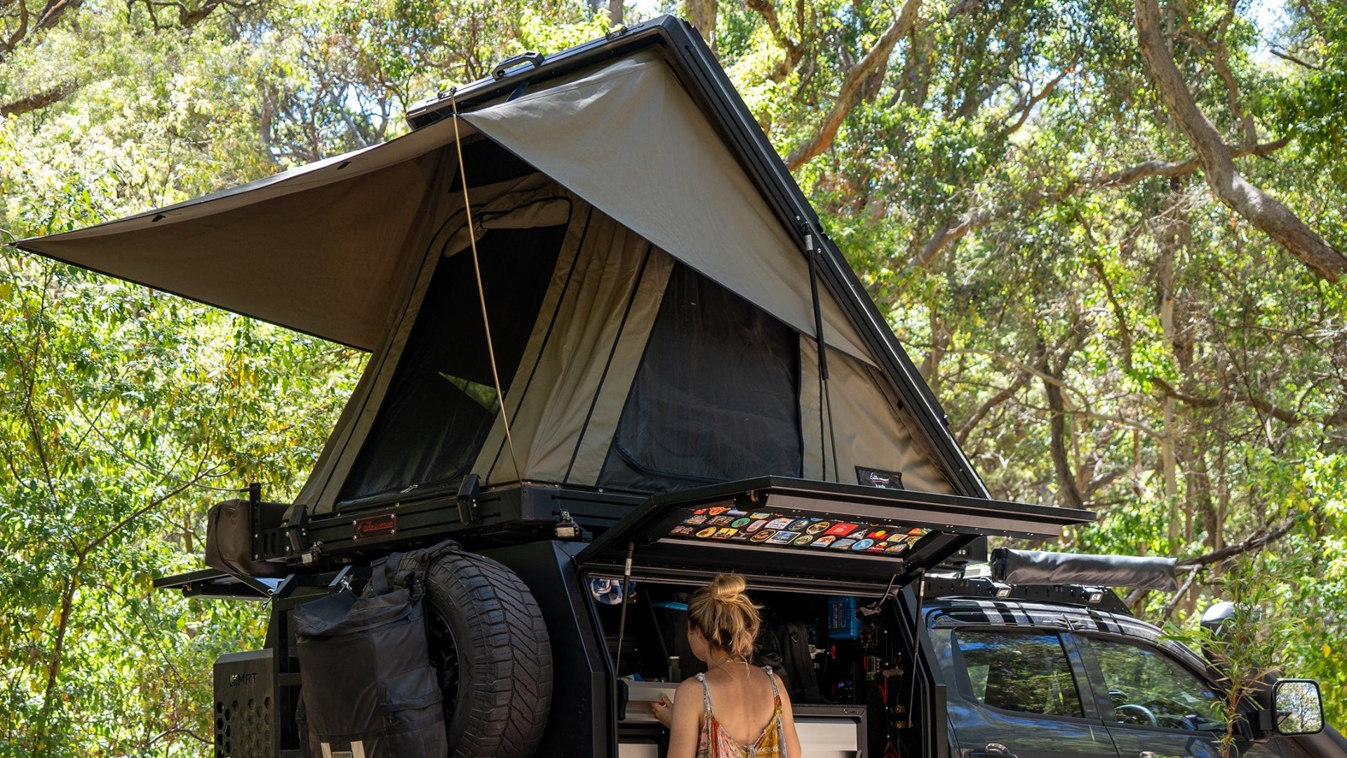 AX27 Clamshell Rooftop Tent