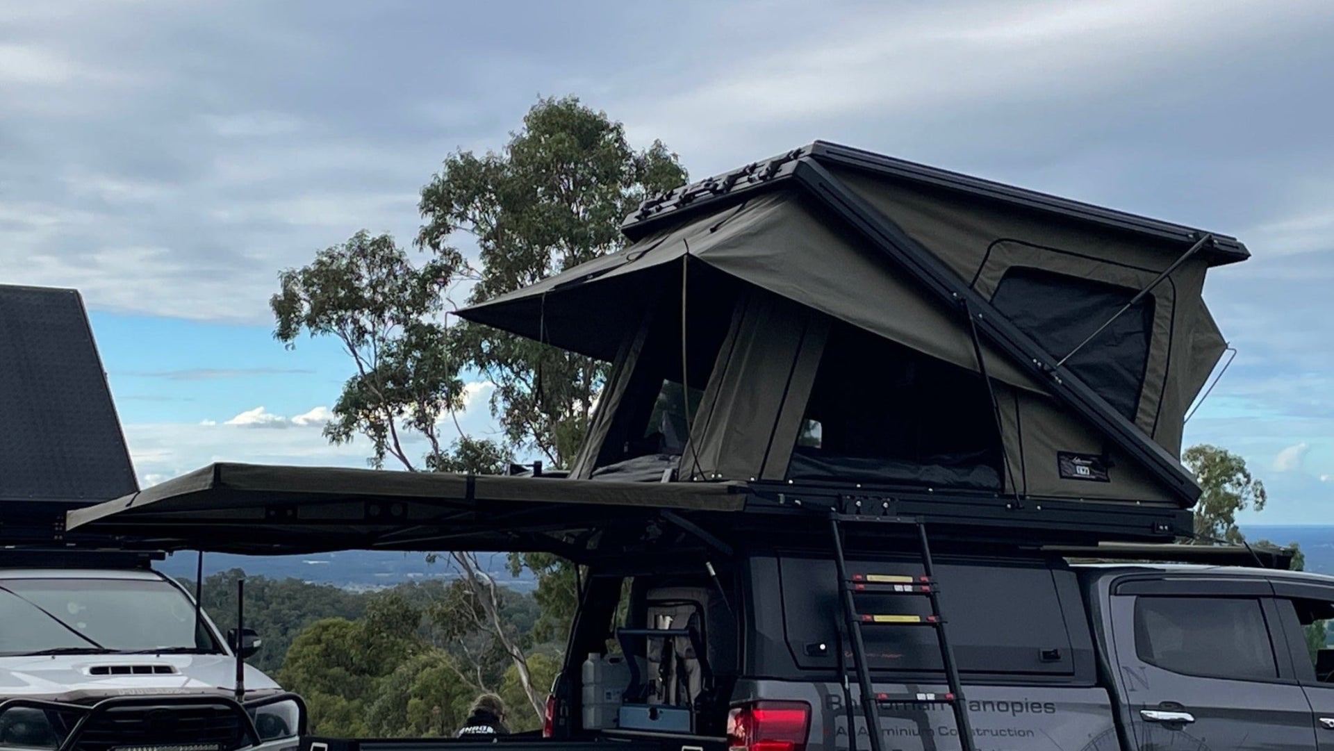 TX27 Hardshell Rooftop Tent