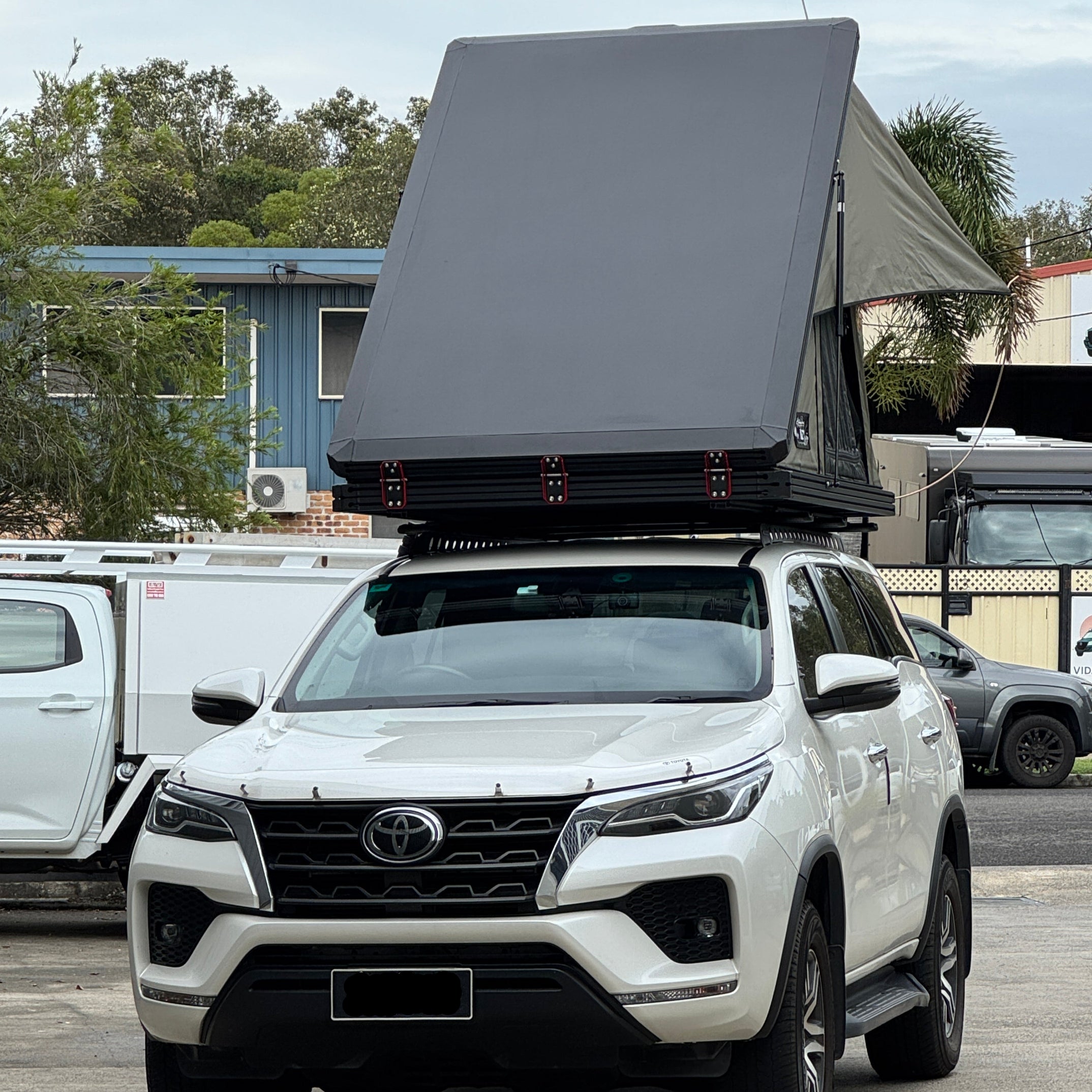 LX27 Clamshell Rooftop Tent