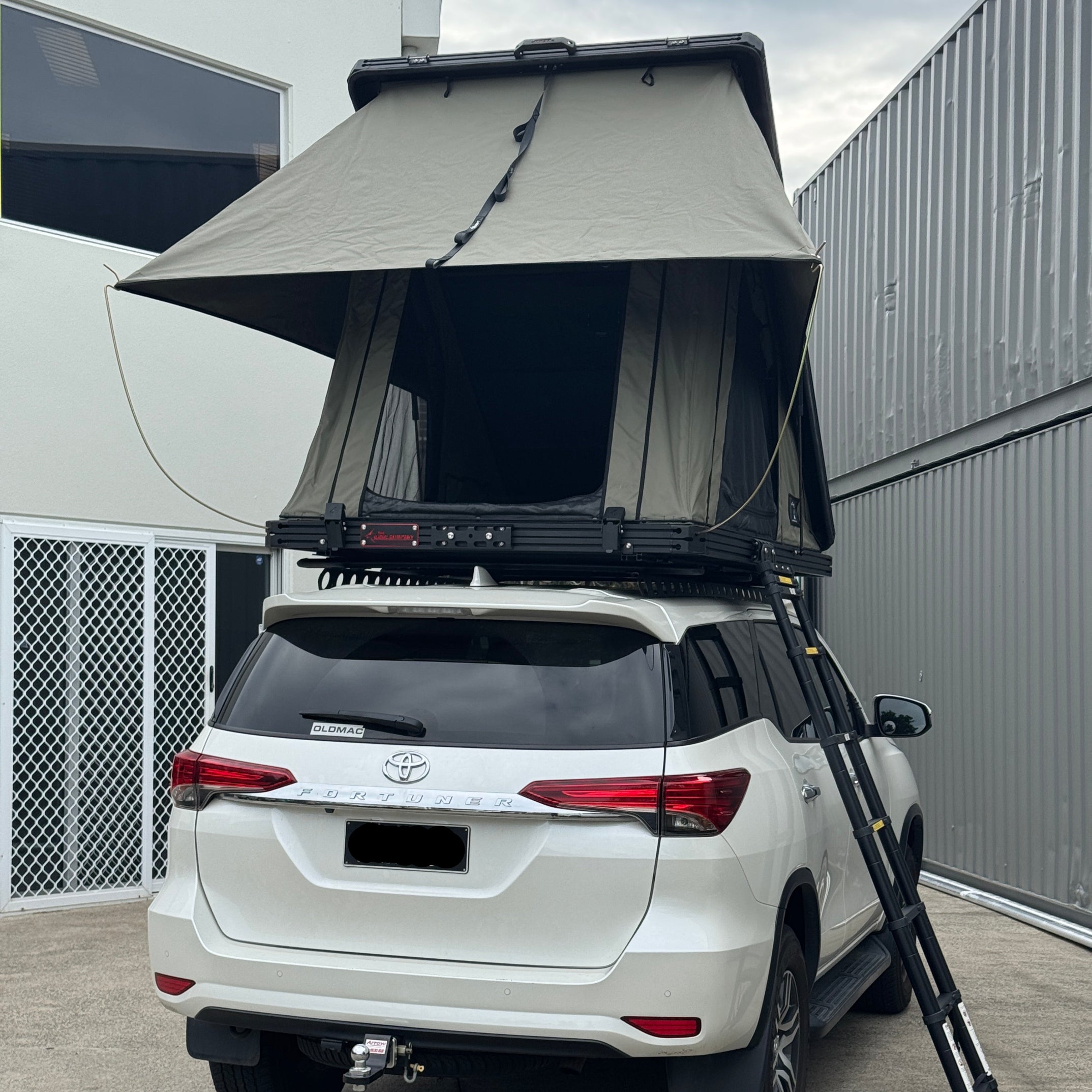 LX27 Clamshell Rooftop Tent